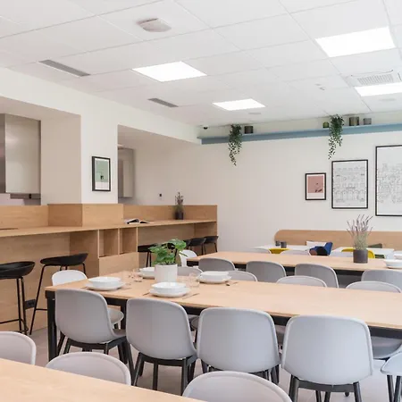 Well-located Campus Near Park Milánó