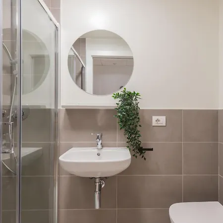 Well-located Campus Near Park Milánó